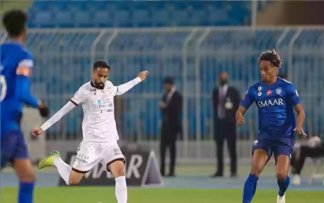 فضيحة تحكيمية في مباراة الهلال والشباب