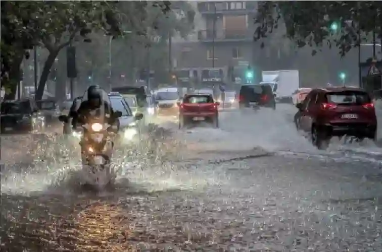 خبير الطقس يحذر من موجة باردة وأمطار غزيرة على المملكة