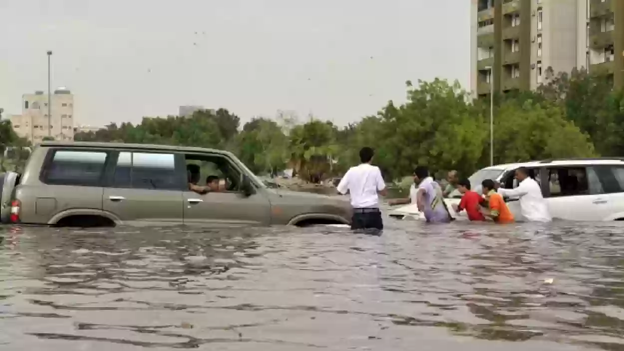 تنبيه شديد من سيول وعواصف تجتاح مناطق سعودية