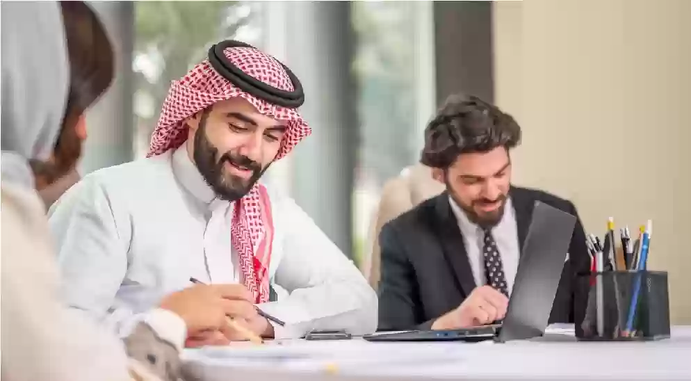 السعودية تعلن تطبيق نظام العمل أربعة أيام في هذه الشركات