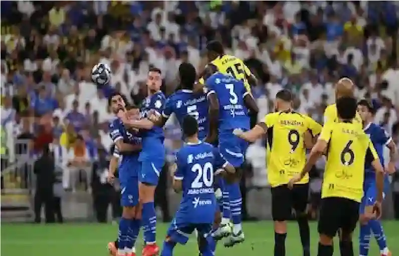 خبير تحكيمي يثير الجدل بعد اكتساح الهلال