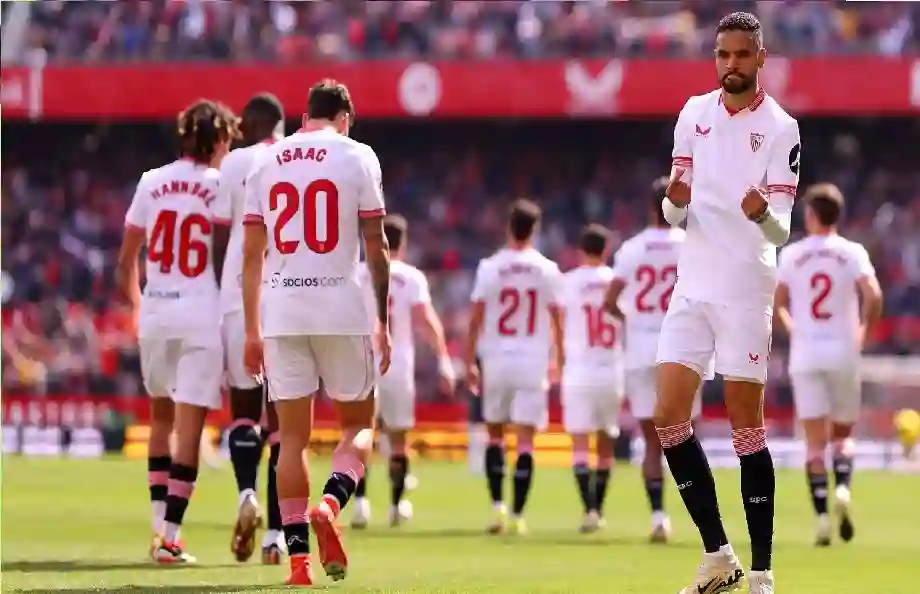 لاعب إشبيلية الإسباني يكشف عن عرض النصر في الشتوية