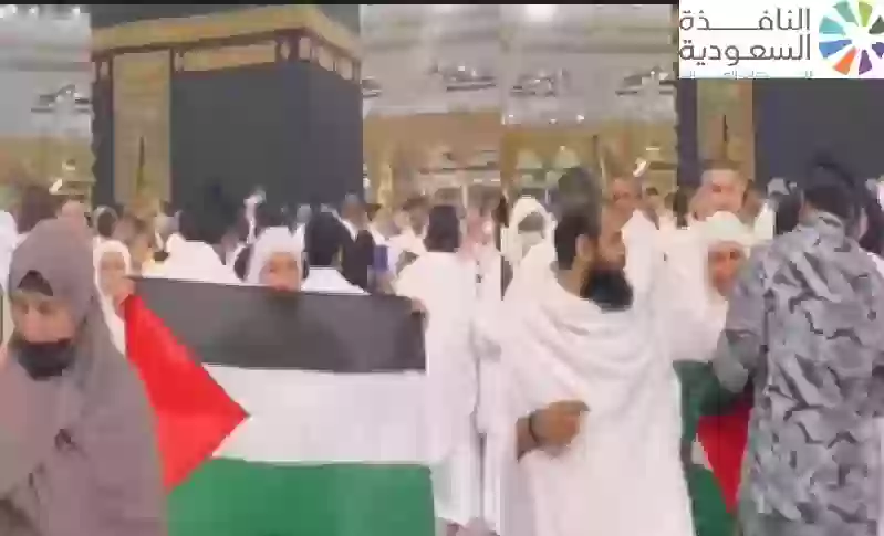 فلسطينية رفعت العلم الفلسطيني بجانب الكعبة