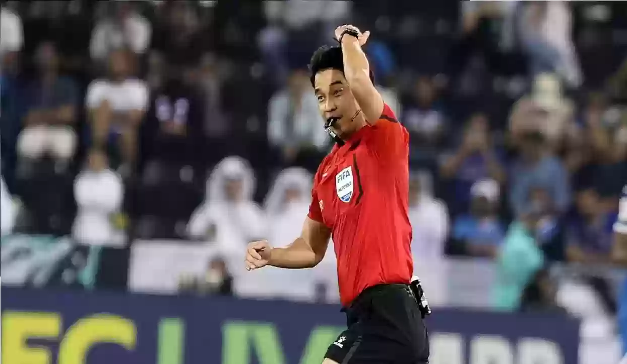 حكم مباراة الهلال والسد يتخذ أول قرار رسمي